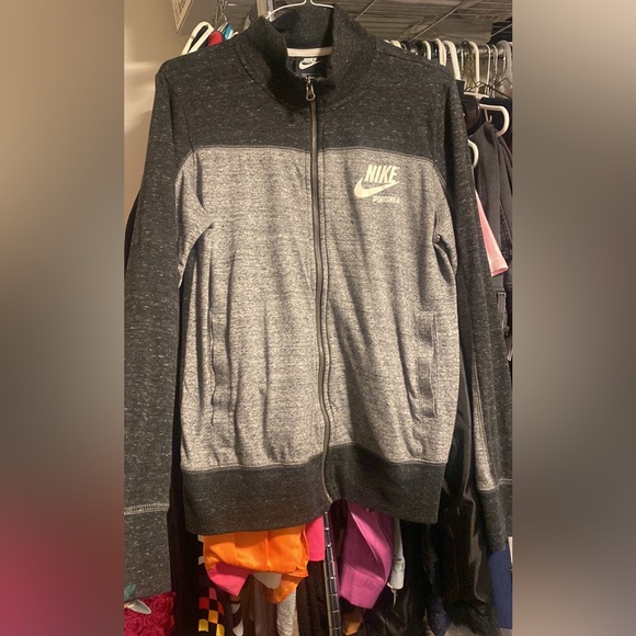 Women’s medium Nike zip up jacket - Picture 3 of 3